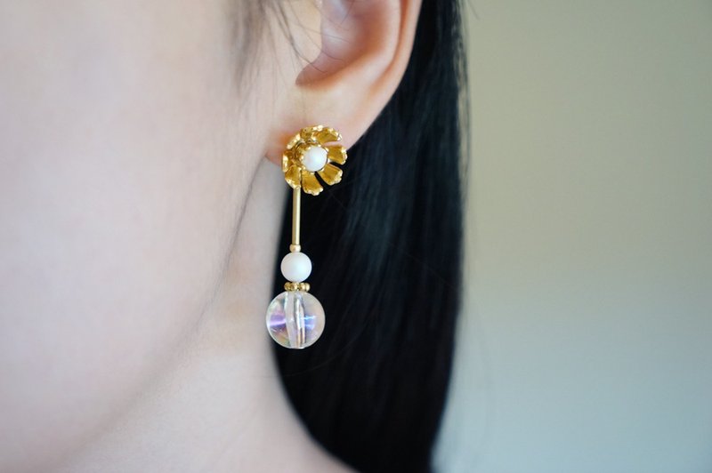 Solitary Flower - Vintage Flower Piece Dangle Earrings - ต่างหู - สแตนเลส สีทอง