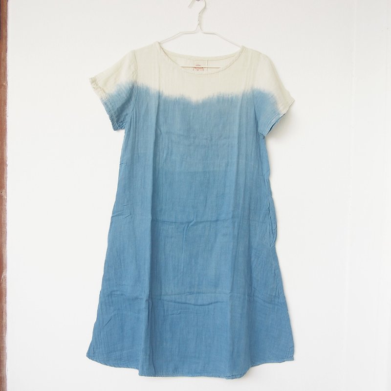 Indigo ombre dress / round neck with 2 pockets - 連身裙 - 棉．麻 藍色