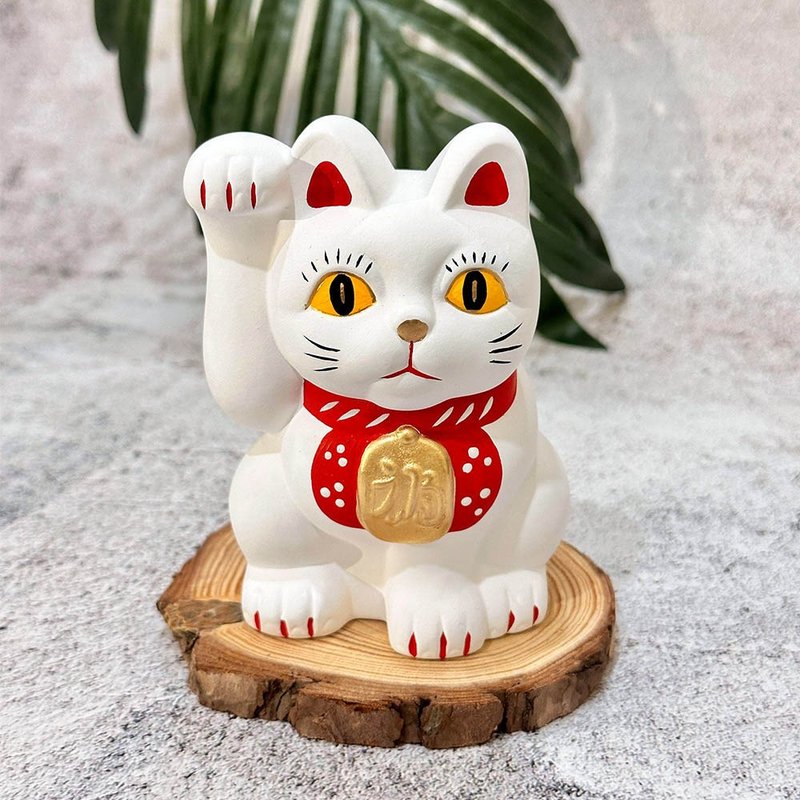 【日本製加藤陶器】瀨戶燒手繪陶瓷招財貓-花紋白 - 擺飾/家飾品 - 陶 白色