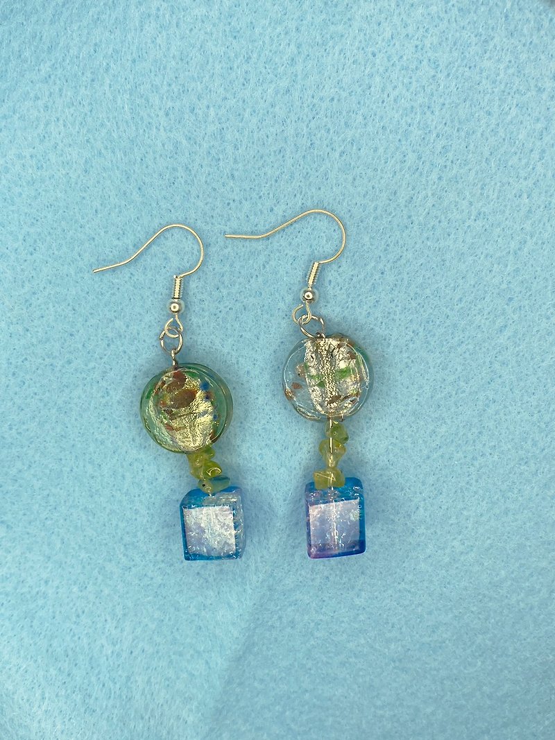 其他材質 耳環/耳夾 藍色 - 【美珠可客製化】森林中的小河流 串珠 鈕扣 針式耳環
