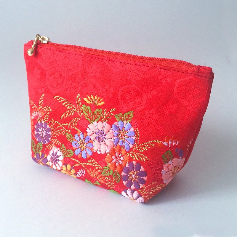 Cosmetic bag with Japanese Traditional Pattern, Kimono "Brocade" - กระเป๋าเครื่องสำอาง - วัสดุอื่นๆ สีแดง