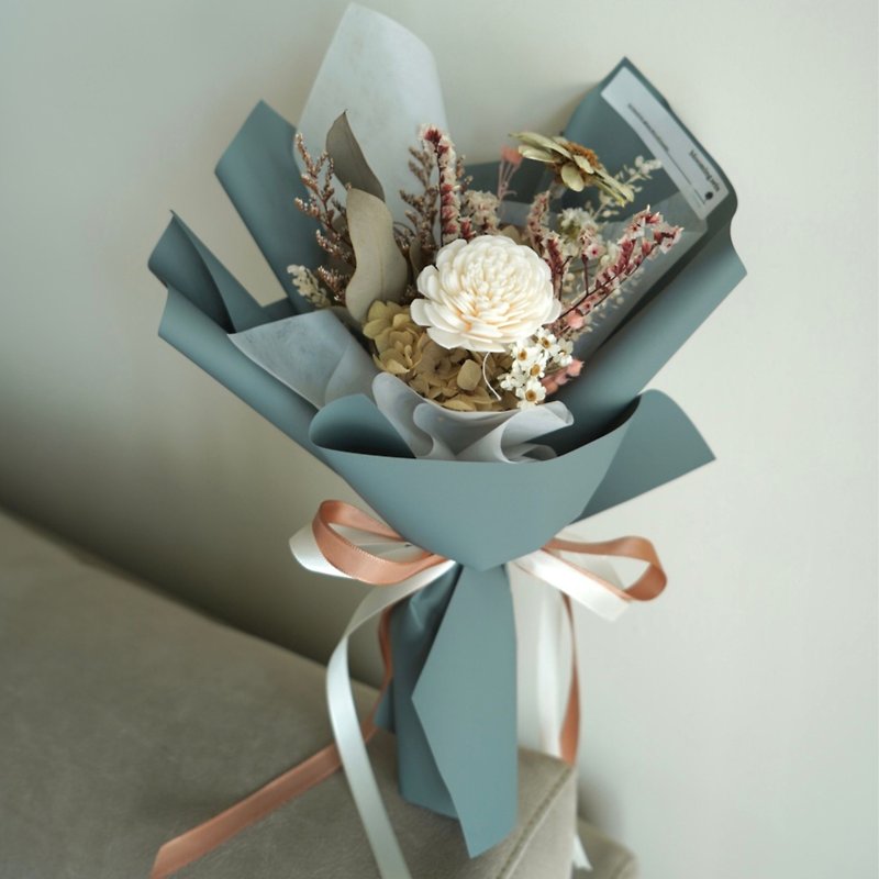 Dry bouquet blue color birthday Valentine's Day Chinese Valentine's Day flower gift graduation proposal - ช่อดอกไม้แห้ง - พืช/ดอกไม้ สีน้ำเงิน
