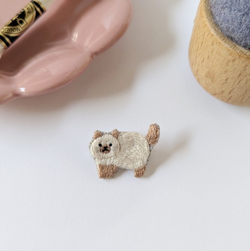 横向きねこ(ポインテッド)　刺繍ブローチ - 胸針 - 繡線 白色