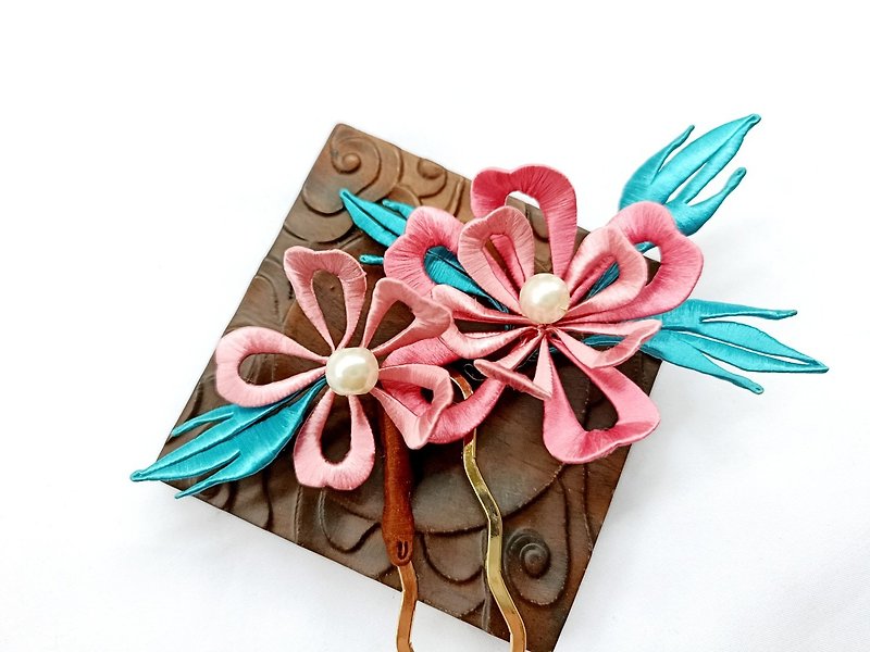 Pink flowers and blue leaves antique style flower hairpin hair accessories accessories - เครื่องประดับผม - งานปัก สึชมพู