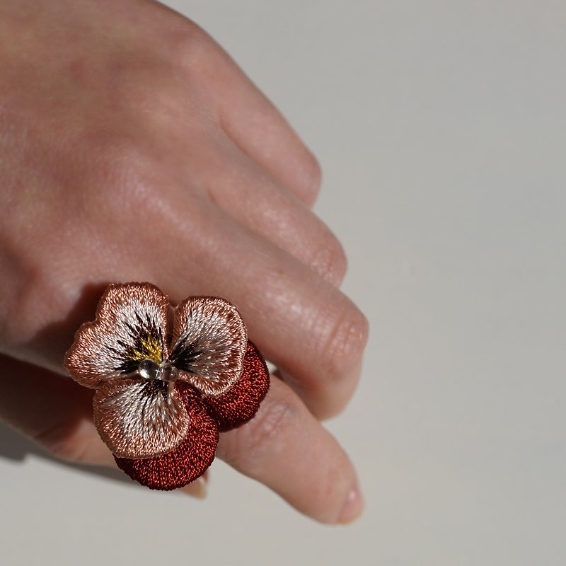 Viola Embroidery Ring Antique Red - แหวนทั่วไป - งานปัก สีแดง