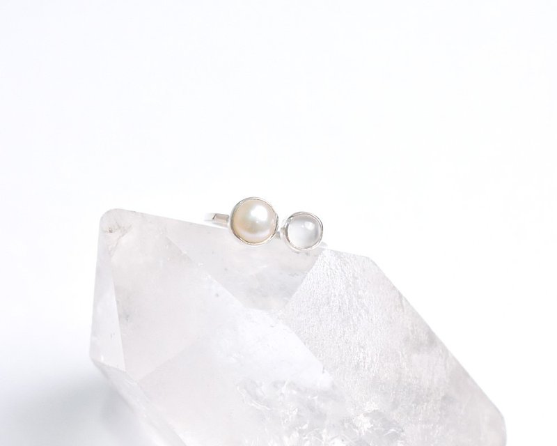 Moonstone and freshwater pearl silver ring - แหวนทั่วไป - เครื่องเพชรพลอย ขาว