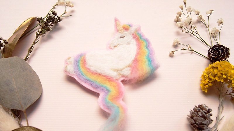 Rain Unicorn Felted wool Embroidery illustration pin(1P) - Brooches - Wool Pink