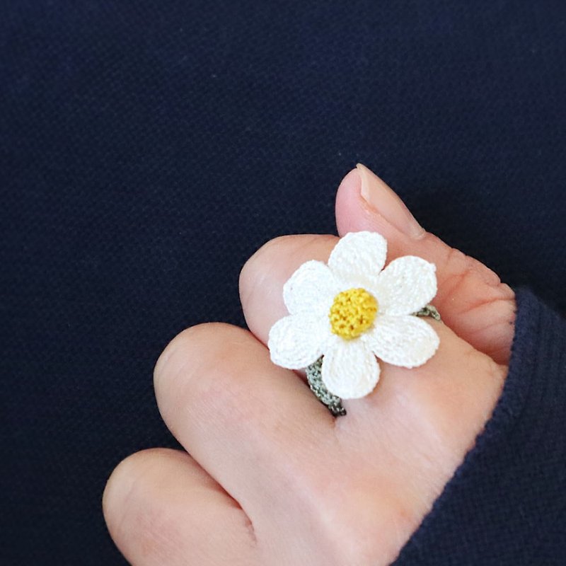 OYA crochet Ring 【DAISY】Natural White - แหวนทั่วไป - ไฟเบอร์อื่นๆ ขาว