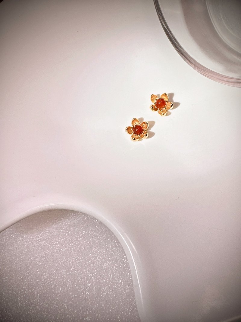 C&W 天然南紅瑪瑙精緻典雅立體雞蛋花氣質耳環耳夾 - 耳環/耳夾/耳骨夾 - 玉石 金色