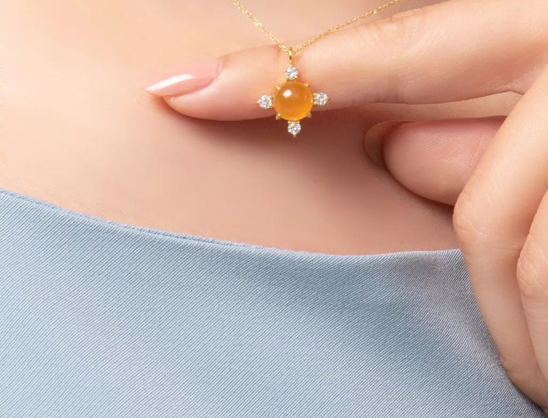 Chengwang-18 yellow K natural yellow jade diamond pendant - Necklaces - Precious Metals Orange