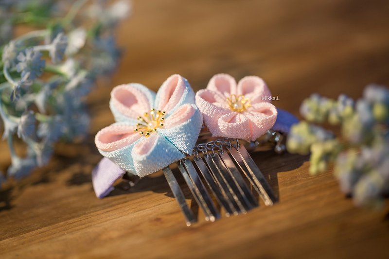Home-dyed Japanese crepe x powder blue plum blossom double-layer metal fringed curved hairpin - Hair Accessories - Cotton & Hemp Pink