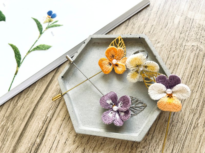 手刺繡胸針。堇花 - 胸針 - 棉．麻 多色