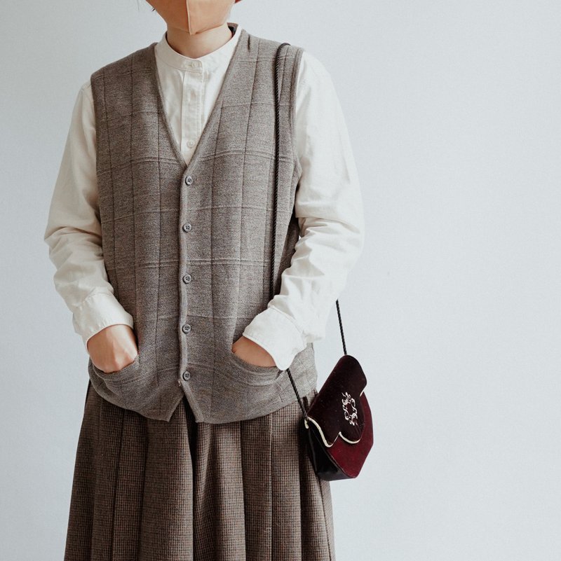 Gray college style sweater vest over knitted vest vintage vintage Mother's Day gift - สเวตเตอร์ผู้หญิง - ขนแกะ สีกากี