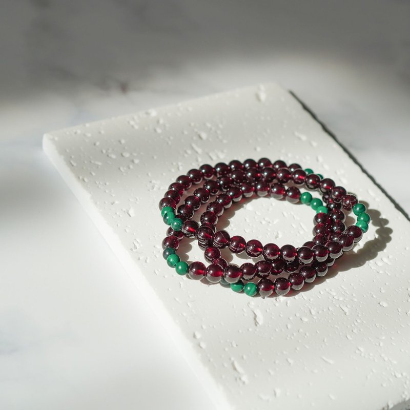 Garnet Malachite Elastic Bracelet - สร้อยข้อมือ - คริสตัล 