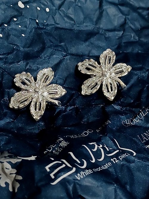 老時光製造所 vintage jewelry SARAH COV 亮銀花卉夾式耳環