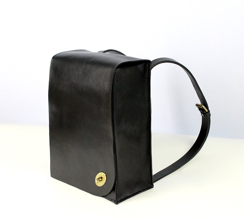 Zemoneni Leather Back pack in black color with turn lock - กระเป๋าเป้สะพายหลัง - หนังแท้ สีดำ