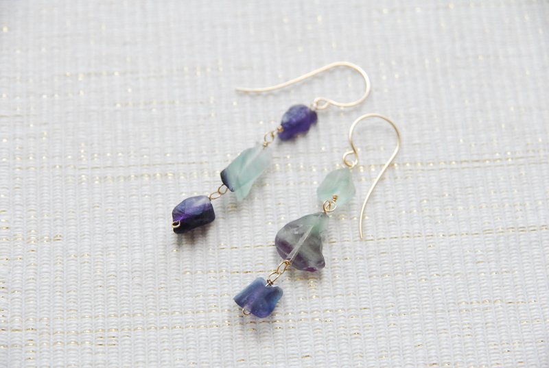 ラフロックフローライト３粒ピアス　no,２14kgf - 耳環/耳夾/耳骨夾 - 半寶石 紫色