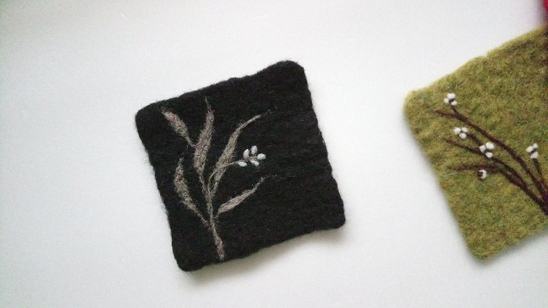 羊毛フェルトの花と草のカラーコースター - コースター - ウール ブラック