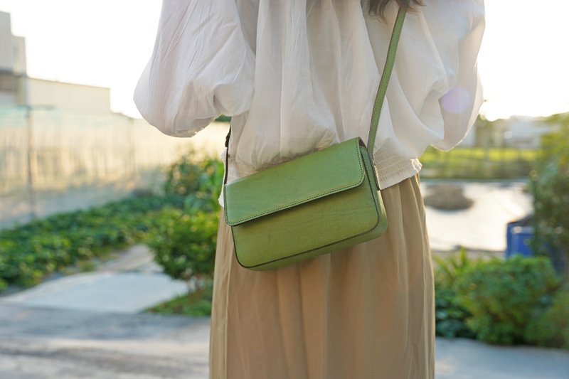 Small square bag grass green limited color | Wear it casually and it will be the focus of your outfit | - กระเป๋าแมสเซนเจอร์ - หนังแท้ สีเขียว