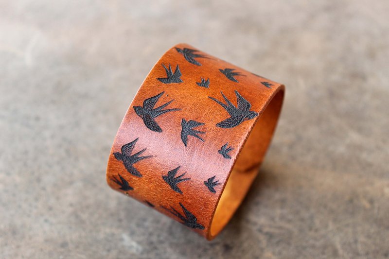 Wide Leather Cuff Bracelet with laser engraved flying birds, Birds Bracelet - สร้อยข้อมือ - หนังแท้ สีนำ้ตาล