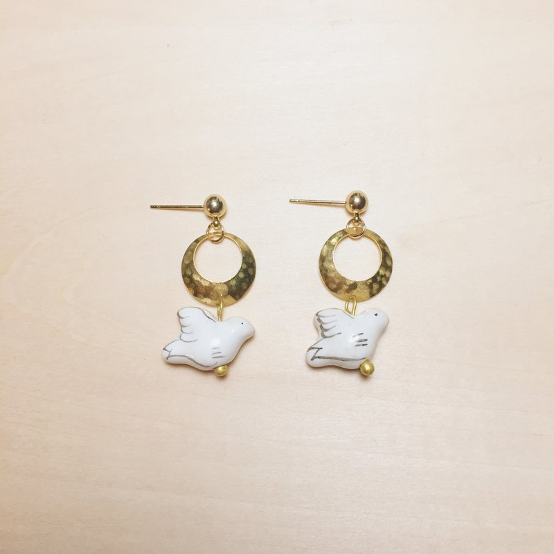 Vintage hollow circle ceramic bird bird earrings - ต่างหู - เครื่องลายคราม ขาว