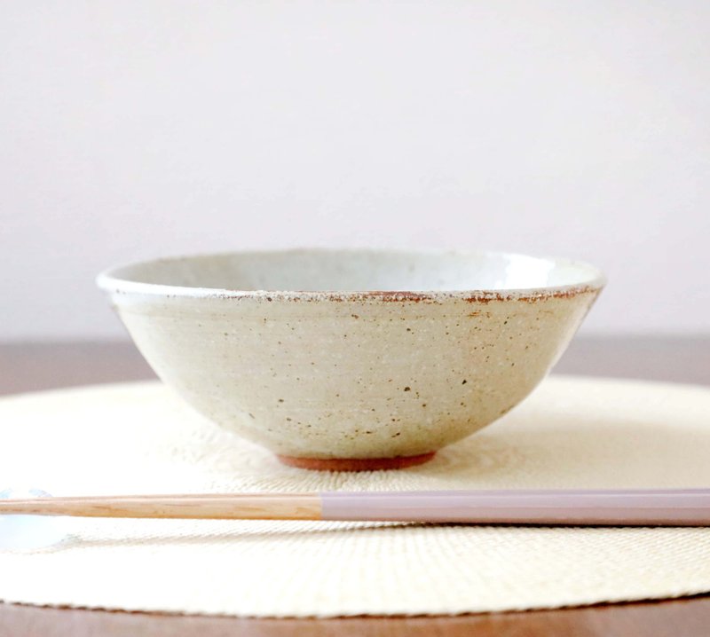 A large rice bowl made of red clay and white glaze. Can also be used as a small bowl. - Bowls - Pottery White