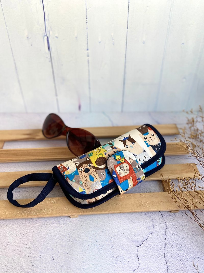 Many cats can hang glasses cases made of Japanese cotton fabrics for travel and outings, Christmas and birthday exchange gifts - Eyeglass Cases & Cleaning Cloths - Cotton & Hemp 