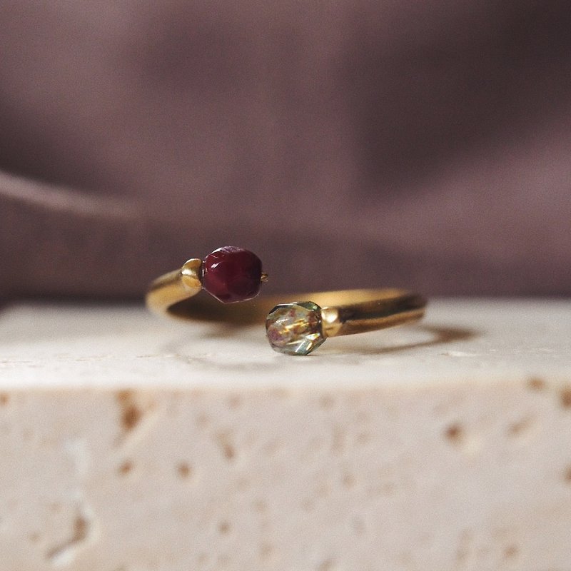 Simple Two Tone Glass Bead Adjustable Ring Dark Red - แหวนทั่วไป - ทองแดงทองเหลือง สีทอง