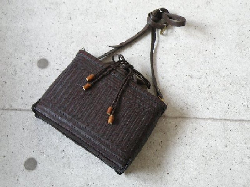 Ajiro woven shoulder bag dyed - กระเป๋าแมสเซนเจอร์ - ไม้ไผ่ สีนำ้ตาล