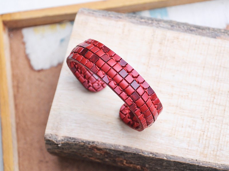 【Plaid line 🔸🔹 leather handkerchief (a pair of loaded) - red plaid | Tetris Rosso】 leather material package good seam leather hand 鈪 couple hand 鈪 leather bracelet Valentine's Day gift Christmas gift Italian leather vegetable tanned leather DIY - เครื่องหนัง - หนังแท้ สีแดง