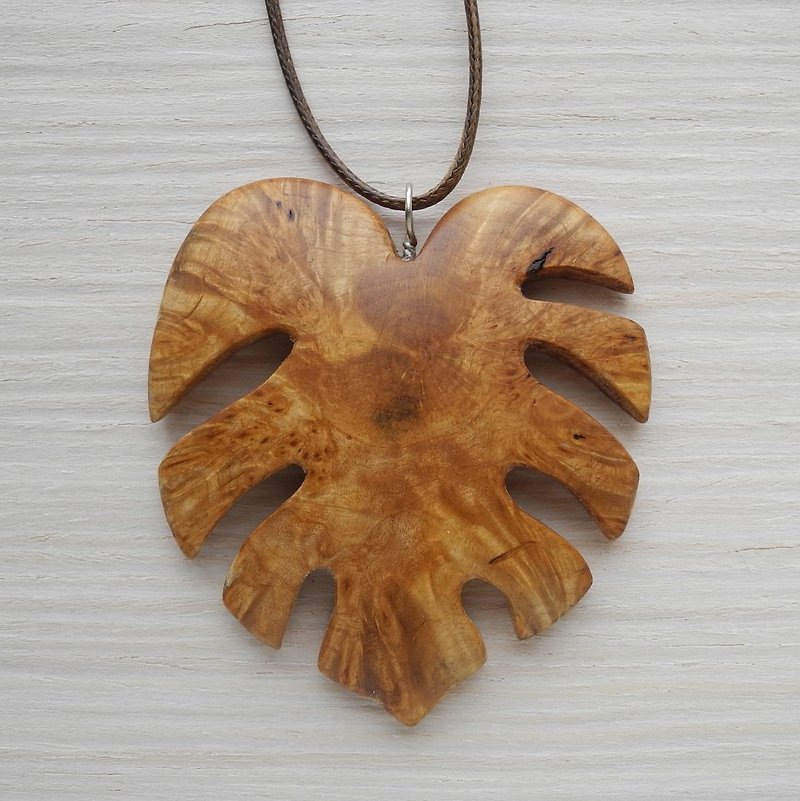 Wooden hand carved pendant - 項鍊 - 木頭 橘色