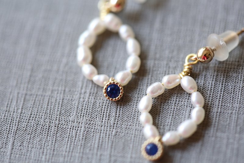 エレガントなネイビーブルーの真珠のイヤリング│海の真珠の贈り物 - ピアス・イヤリング - 宝石 ブルー