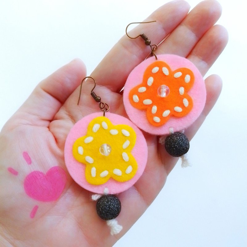 Cute Handmade colorful free-form earrings with hand-stitching on felt with beads - 耳環/耳夾/耳骨夾 - 其他材質 