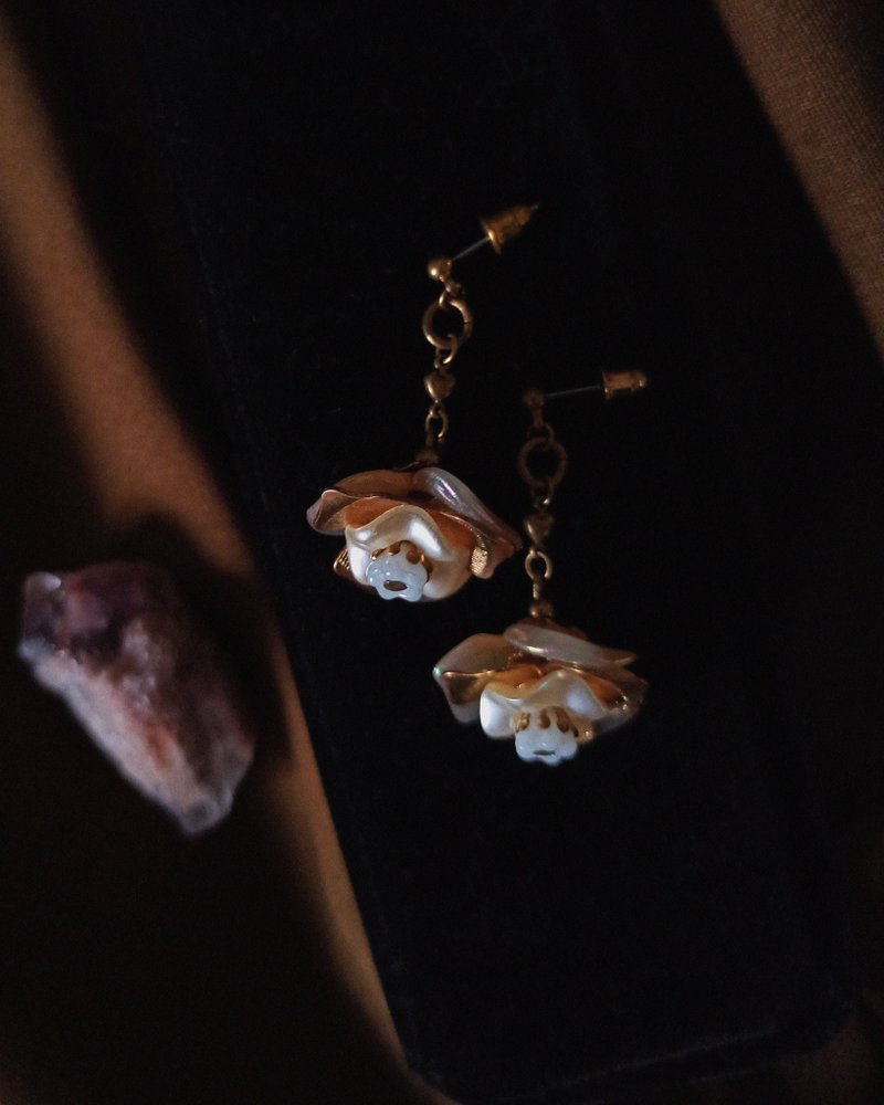 Cream rose dangle earrings - ต่างหู - ทองแดงทองเหลือง หลากหลายสี