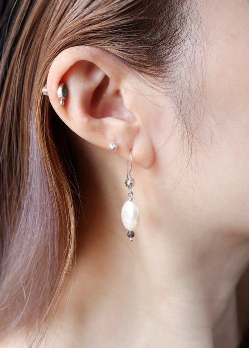 オーバルパールと特別なピアス/フックピアス -シルバー925 - シェル