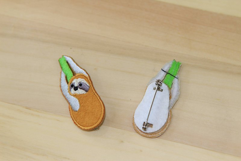 Cloth Embroidery Pin - Small Sloth Series Grasping the sloth (single) - เข็มกลัด/พิน - งานปัก 