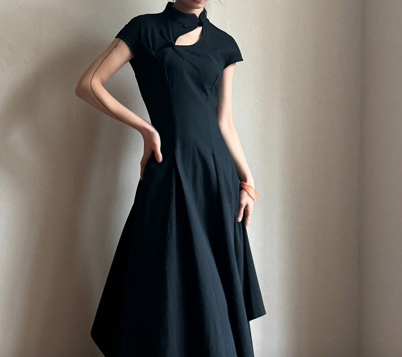 新中式復古 鏤空不對稱設計改良旗袍 - 連身裙 - 其他材質 黑色