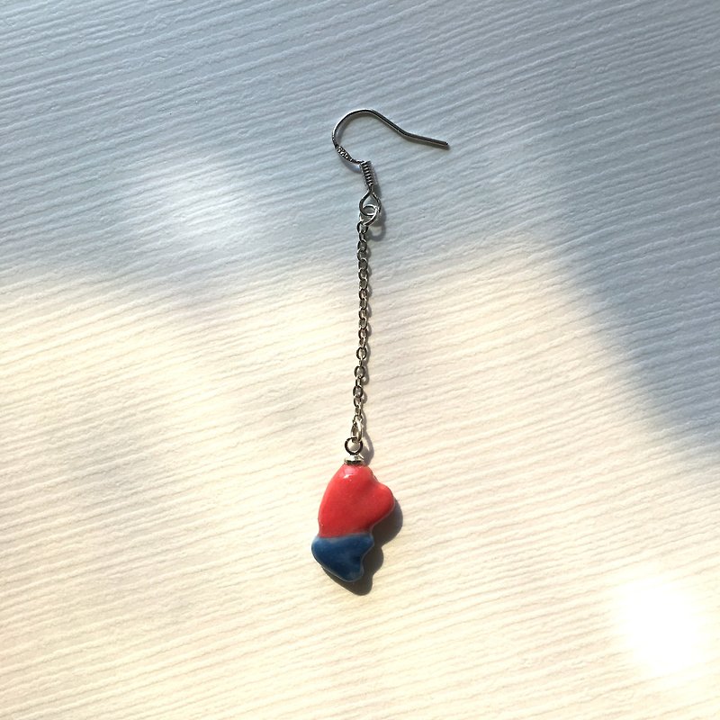 石下 紅藍色心形陶瓷垂吊耳環 一枚  附925純銀耳針 - 耳環/耳夾 - 瓷 多色