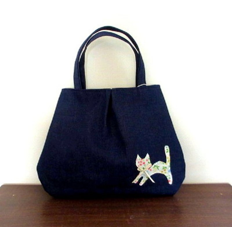 ネコとお花 デニムの手提げバッグ　花柄 - トート・ハンドバッグ - コットン・麻 ブルー