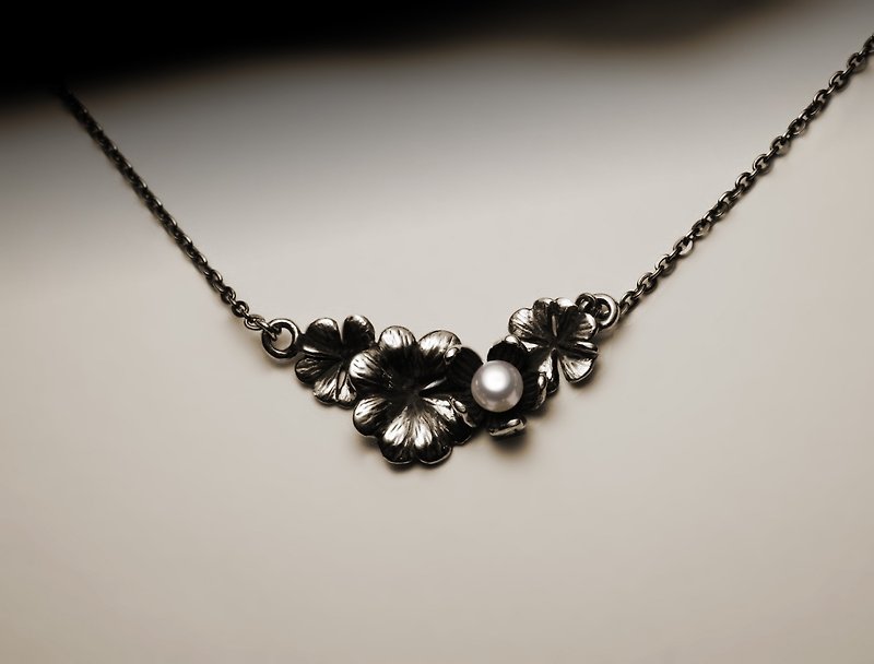 Clover pearl flower necklace - Necklaces - Other Metals Silver