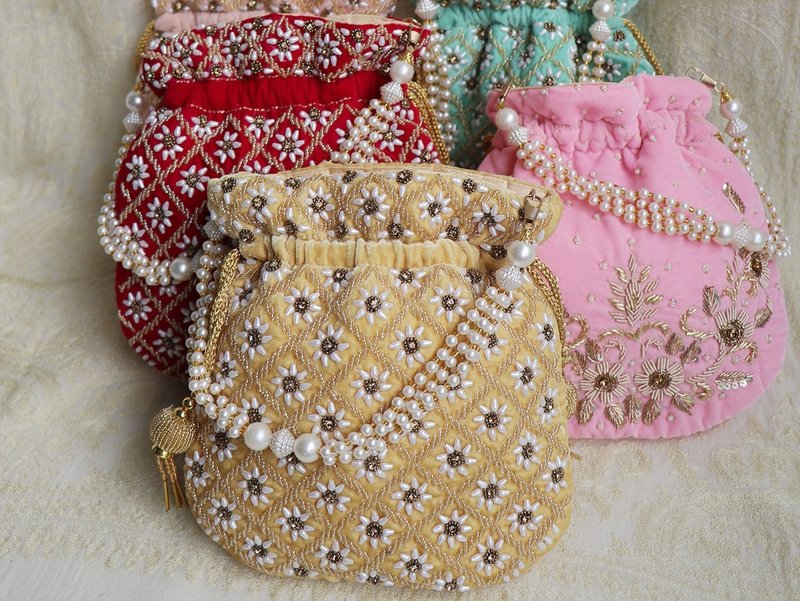 Indian retro candy color double-sided beaded handbag - กระเป๋าถือ - วัสดุอื่นๆ หลากหลายสี