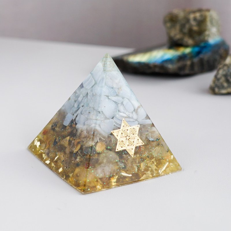 預訂【藍玉髓、金髮晶】奧根水晶能量金字塔Orgonite 6x6 cm - 擺飾/家飾品 - 水晶 多色