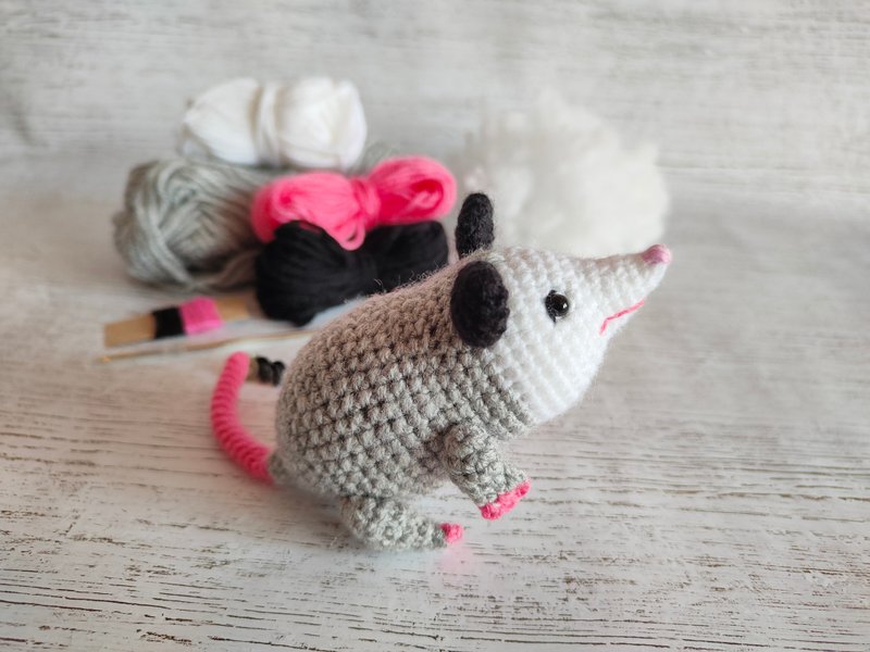 Crochet kit beginner with yarn, crochet opossum, possum plush - เย็บปัก/ถักทอ/ใยขนแกะ - วัสดุอื่นๆ สีเทา