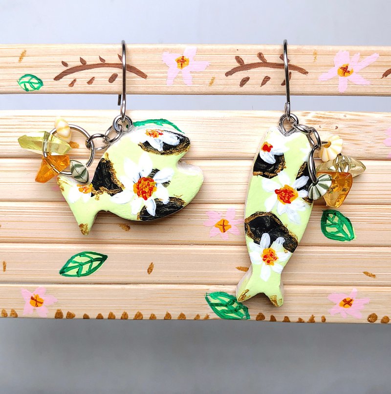 白花黑金魚 手作黏土耳環 手繪捏製 不銹鋼 吊墜款 - 耳環/耳夾/耳骨夾 - 黏土 綠色