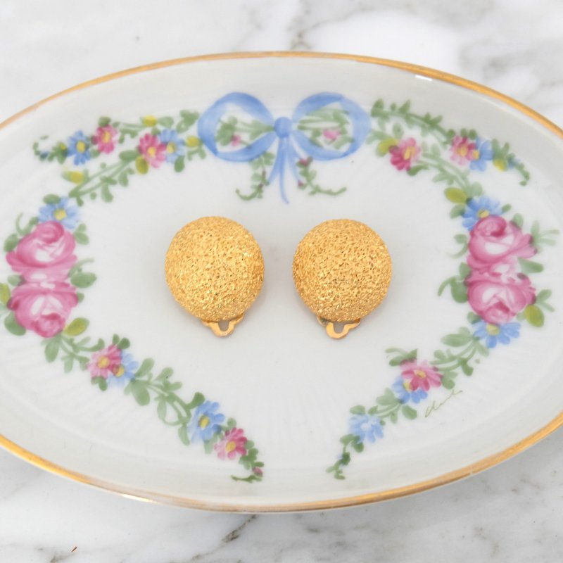 French Vintage Golden Round Clip-on Earrings - ต่างหู - โลหะ สีทอง