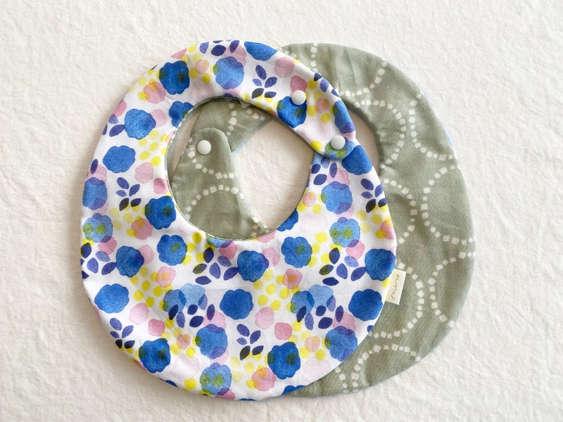 Manmaru style / baby bib (flower field blue) - ผ้ากันเปื้อน - ผ้าฝ้าย/ผ้าลินิน สีน้ำเงิน