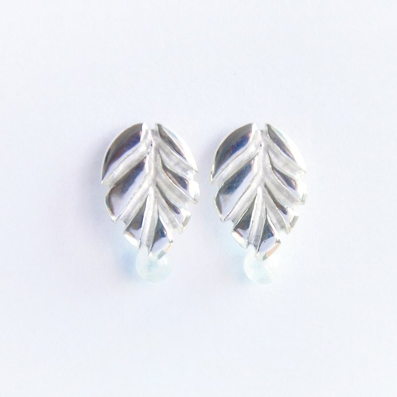 TAL Dew Morning Dew I Moonstone Leaf Tremella Needle - Earrings & Clip-ons - Gemstone Silver