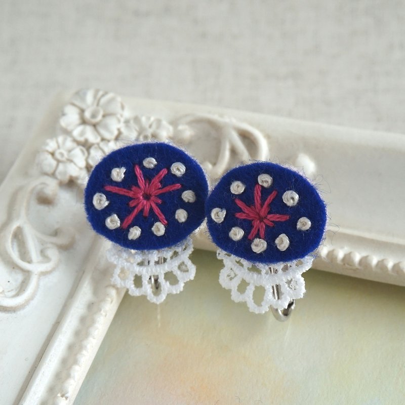Hand embroidery earring "Navy oval 2" - ต่างหู - งานปัก สีน้ำเงิน