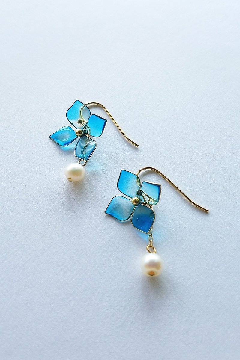 hydrangea & freshwater pearl hook-type pierced earrings or clip-on earrings - Earrings & Clip-ons - Resin Blue