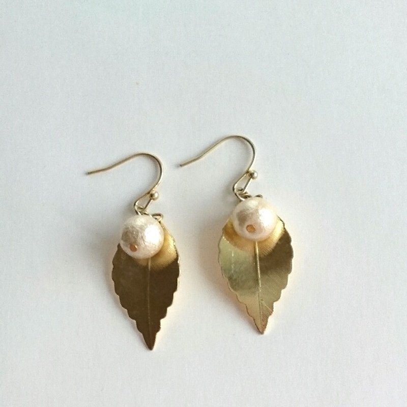 Leaf & 1 grain Cotton pearl earrings (earrings) 8mm - ต่างหู - โลหะ สีทอง